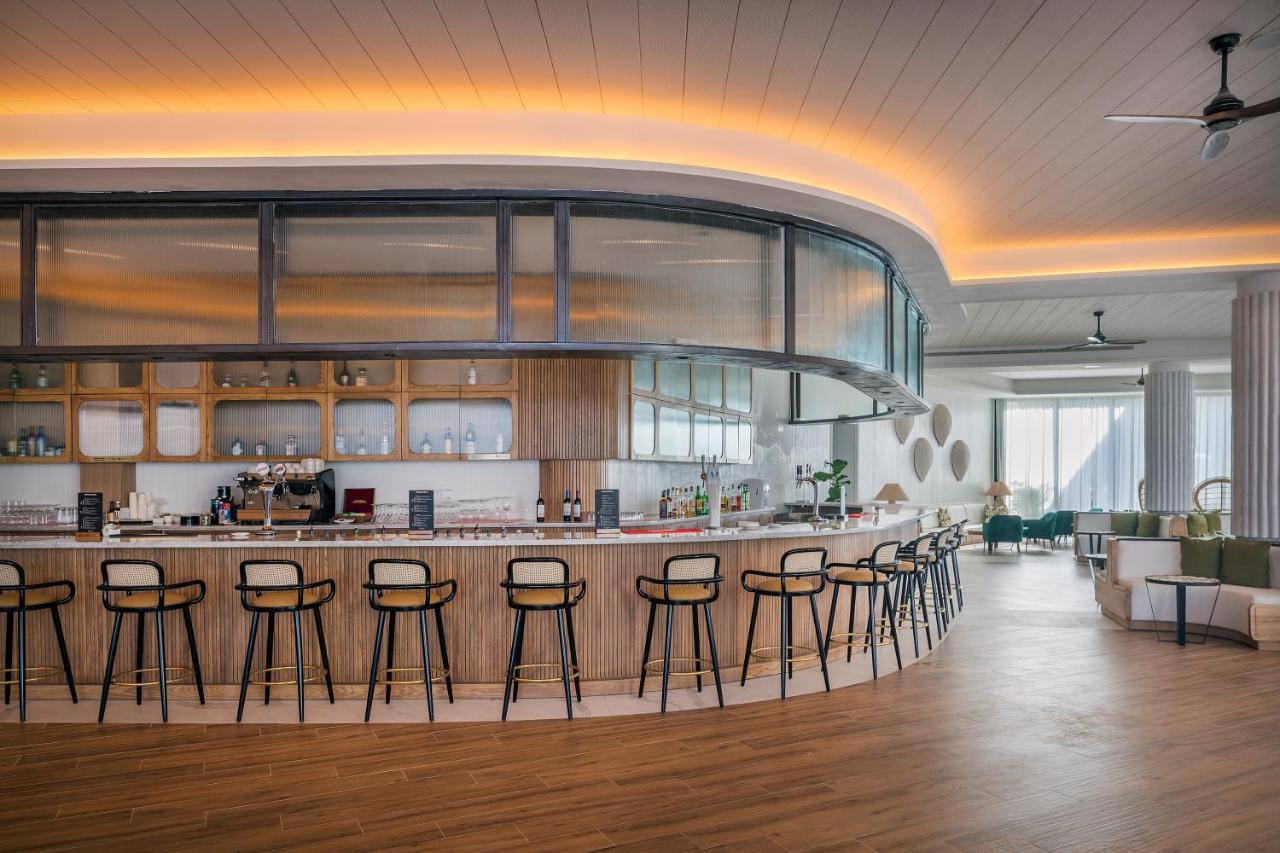 Ocean Coral Spring Resort Spring Rises Dış mekan fotoğraf The lounge at the airport